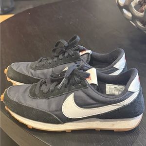 Nike Day Break Women’s Black size 7